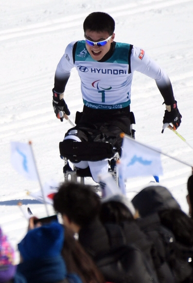 11일 강원도 평창 바이애슬론센터에서 열린 2018평창패럴림픽 크로스컨트리 남자 15km 좌식경기에서 북한 김정현이 역주하고 있다.  박윤슬 기자 seul@seoul.co.kr