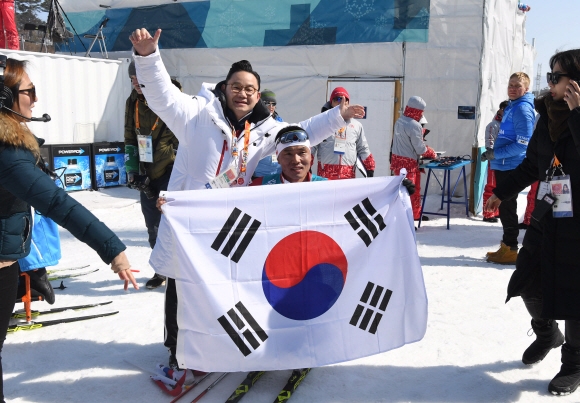 11일 강원도 평창 바이애슬론센터에서 열린 2018평창패럴림픽 크로스컨트리 남자 15km 좌식경기에서 한국의 신의현 선수가 결승선을 통과한 후 기쁨을 만끽하고 있다.  박윤슬 기자 seul@seoul.co.kr
