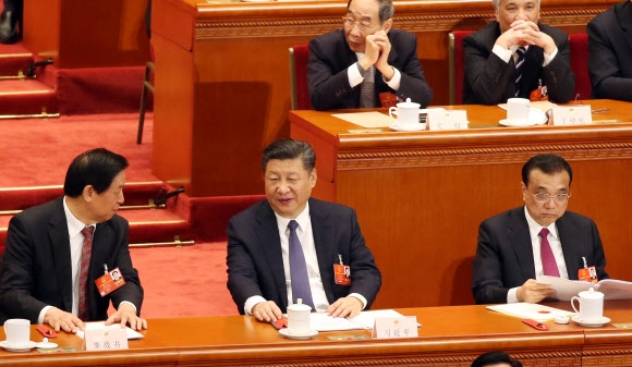 상반된 표정의 시진핑 주석과 리커창 총리