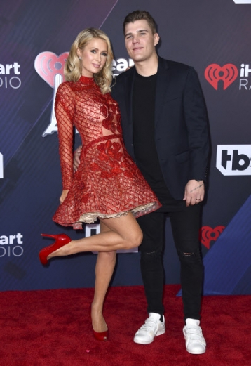 패리스 힐튼이 11일(현지시간) 미국 캘리포니아주 잉글우드에서 열린 ‘2018 아이하트라디오 뮤직 어워드(iHeartRadio Music Awards)’에 약혼자인 크리스 질카와 함께 참석해 포즈를 취하고 있다.<br>AP 연합뉴스
