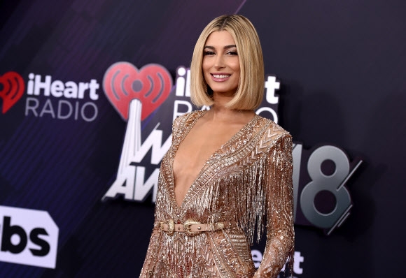 모델 헤일리 볼드윈이 11일(현지시간) 미국 캘리포니아주 잉글우드에서 열린 ‘2018 아이하트라디오 뮤직 어워드(iHeartRadio Music Awards)’에 참석해 포즈를 취하고 있다. AP 연합뉴스
