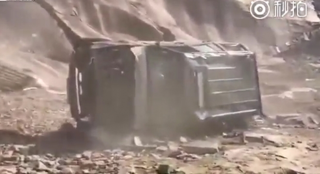 바위 언덕을 후진으로 올라가려다 전복된 차량 모습(유튜브 영상 캡처)