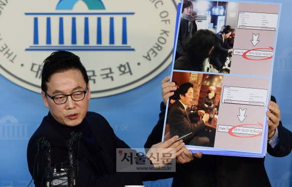 정봉주 전 의원이 12일 국회 정론관에서 성추행 의혹 보도 반박 기자회견을 하고 있다. 이종원 선임기자 jongwon@seoul.co.kr