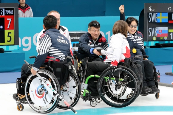 12일 오전 강릉컬링센터에서 열린 2018 평창패럴림픽 휠체어컬링 캐나다와의 예선 4차전에서 7-5로 승리한 한국대표팀 방민자 선수가 손들어 환호하고 있다.  연합뉴스