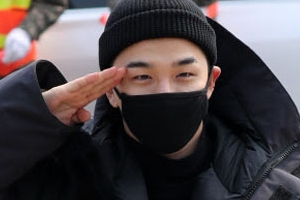 ‘민효린 ♥’ 태양 입대 “잘 다녀오겠다” 팬들 앞에서 큰절