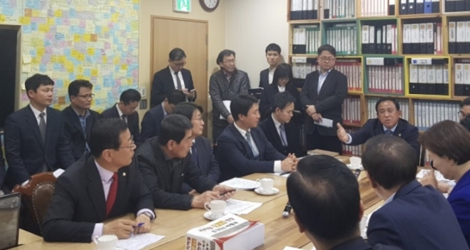 양준욱 서울시의회 의장이 박원순 시장에게 지하철 9호선 4단계 연장 조기 착공을 촉구하고 있다.