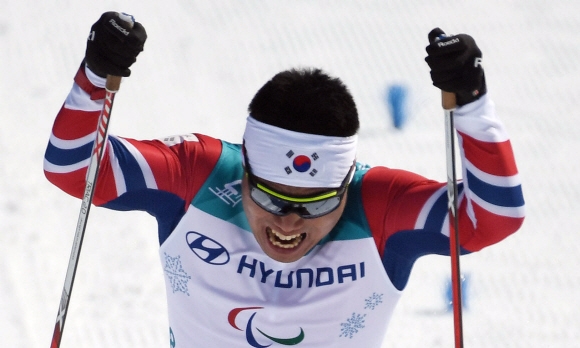 한국 패럴림픽 역사상 처음으로 멀티 메달을 벼르는 신의현이 지난 11일 크로스컨트리 스키 남자 15㎞ 좌식 경기에 출전해 사력을 다해 결승선을 통과하고 있다.  평창 박윤슬 기자 seul@seoul.co.kr