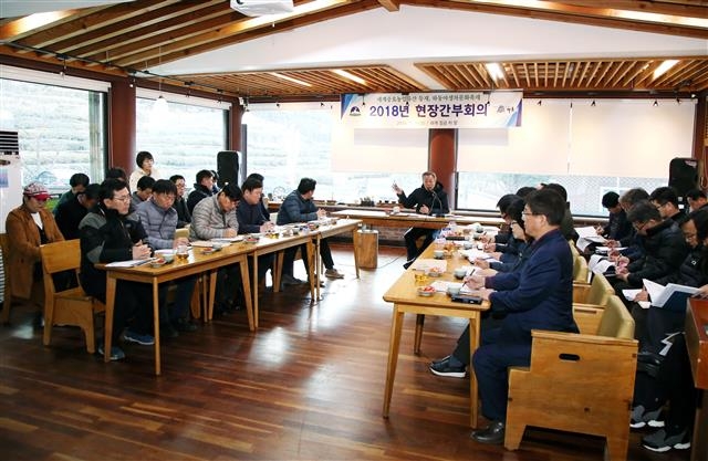 윤상기 군수가 2018년 하동야생차 문화축제의 준비 상황을 점검하기 위해 축제장 주변의 현장에서 간부회의를 하고 있다.