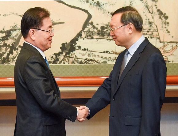 중국을 방문한 정의용(왼쪽) 청와대 국가안보실장이 12일 베이징 댜오위타이에서 양제츠 외교담당 국무위원과 만나 악수하고 있다. 정 실장은 한반도 평화와 비핵화 달성을 위한 진전에 중국의 도움이 크다고 밝혔고, 양 국무위원은 비핵화는 대화와 협상으로 해결해야 한다고 강조했다.  베이징 EPA 연합뉴스