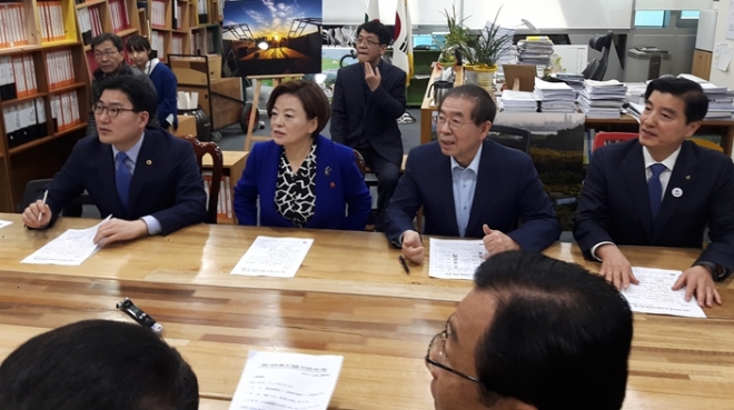 이정훈 서울시의원(왼쪽)이 12일 박원순 시장, 진선미 의원, 이해식 구청장 등이 참석한 가운데 9호선 4단계 연장촉구 간담회에 참석해 의견을 나누고 있다.