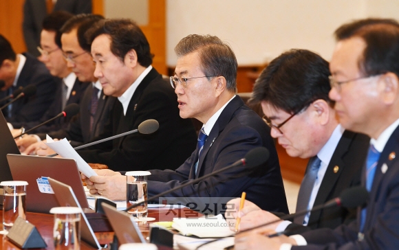 문재인 대통령이 13일 오전 청와대에서 열린 국무회의를 주재하고 있다. 안주영 기자 jya@seoul.co.kr
