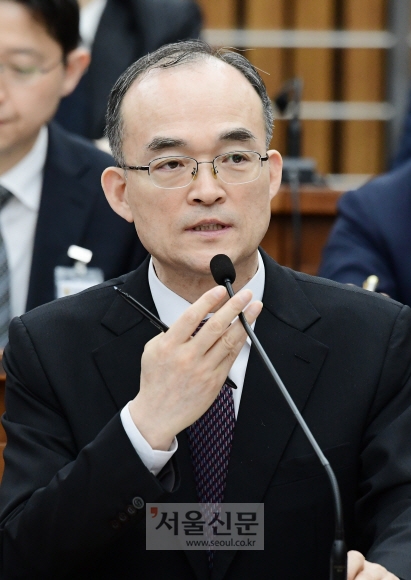 문무일 검찰총장이 13일 국회에서 열린 사법개혁특별위원회 전체회의에서 의원들의 질의에 답변을 하고 있다.  이종원 선임기자 jongwon@seoul.co.kr