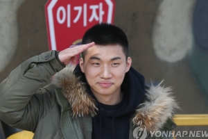 그룹 빅뱅 대성, 입대 전 마지막 모습 포착...짧은 머리+거수경례 ‘늠름’