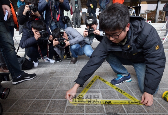 이명박 전 대통령의 검찰 소환조사를 하루 앞둔 13일 오후 서울 서초구 서울중앙지방검찰청에서 취재진이 포토라인을 설정하고 있다. 정연호 기자 tpgod@seoul.co.kr