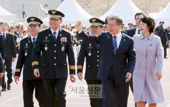 문대통령이 13일 오후 아산 경찰대학에서 열린 경찰대학생 간부후보생  합동임용식에 입장 하고있다. 안주영 기자 jya@seoul.co.kr