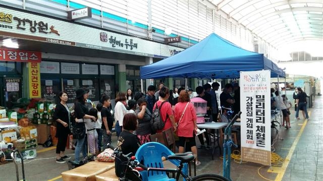 문산자유시장에 있는 밀리터리 체험존에 줄지어 서 있는 관광객들. 파주시 제공