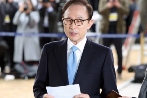 [서울포토] 대국민 메시지 읽는 이명박 전 대통령