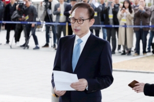 [서울포토] 대국민 메시지 손에 든 이명박 전 대통령