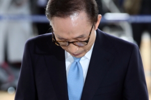 [서울포토] 대국민 메시지 발표 준비하는 이명박 전 대통령