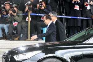 [서울포토] 이명박 전 대통령 등장에 터지는 플래시