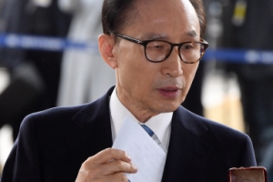 [서울포토] 이명박 전 대통령 주머니에 든 대국민 메시지