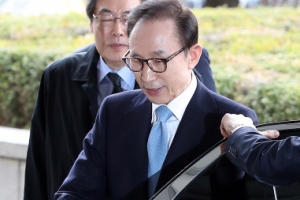 [서울포토] MB 오늘 소환…차에서 내리는 이명박 전 대통령