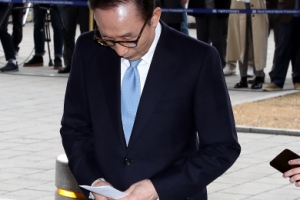 [서울포토] 검찰 앞 고개숙인 이명박 전 대통령