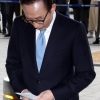 [서울포토] 검찰 앞 고개숙인 이명박 전 대통령