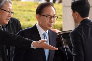 [서울포토] ‘이쪽으로 가시죠’…검찰로 향하는 이명박 전 대통령