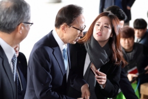 [서울포토] 이명박 전 대통령, ‘검찰 청사 안으로’