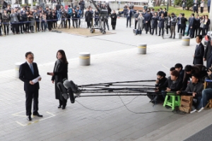 [서울포토] MB 오늘 소환…檢 청사 앞 가득 메운 취재진