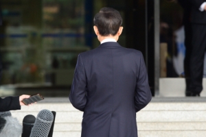 [서울포토] ‘檢 출석’ 이명박 전 대통령의 뒷모습