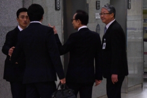 [서울포토] 검찰 청사 안으로 들어선 이명박 전 대통령