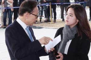 [서울포토] 대국민 메시지 준비해 온 이명박 전 대통령