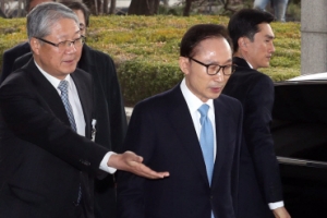 [서울포토] MB 오늘 소환…안내받으며 이동하는 이명박 전 대통령