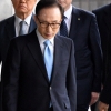 [서울포토] 포토라인 위치 확인하는 이명박 전 대통령
