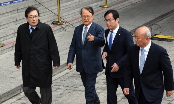 이명박 전 대통령이 14일 서울 중앙지검으로 검찰출두를 한 후 수행을 했던 맹형규 전 장관과 자유한국당 김영우 의원 등 측근이 청사를 떠나고  있다.  정연호 기자 tpgod@seoul.co.kr