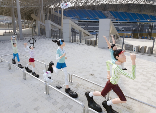 용인시민체육공원 주경기장 관중석 뒤 통로에 설치된 조형물.용인시 제공