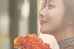 김희선, 밀라노서 포착된 근황 ‘꽃보다 아름다운 옆선’