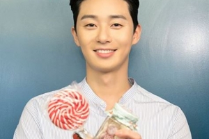 배우 박서준, 화이트데이 맞이 사탕 셀카 공개...‘현실 남친st’