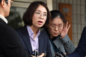 [서울포토] 안희정 전 지사 두번째 피해자 고소장 제출하고 나오는 변호인