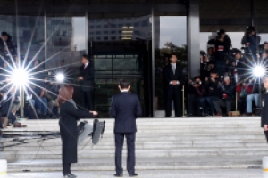 모른다, 아니다… MB ‘발뺌 14시간’