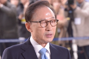 檢 오전엔 ‘다스’ 오후엔 ‘뇌물’ 추궁… MB측 “물증 내놔라”