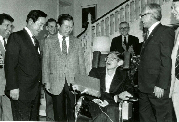 1990년 9월 한국을 처음 방문한 스티븐 호킹(왼쪽 네 번째) 박사가 서울 주한영국대사관저에서 열린 환영만찬회에서 김영삼(첫 번째) 당시 민자당 대표, 김대중(두 번째) 당시 평민당 총재 등과 환담을 나누고 있다. 연합뉴스
