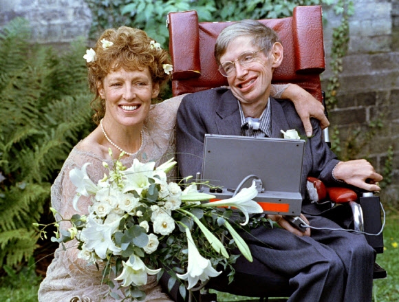 호킹 박사가 1995년 자신의 간호사인 일레인 메이슨과 재혼을 한 뒤 어깨동무를 하고 있는 모습. 로이터 연합뉴스