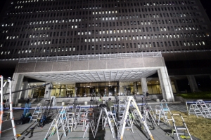 [서울포토] 불 밝힌 중앙지검… MB 밤샘조사