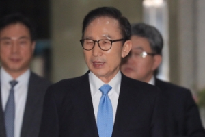 [서울포토] ‘조금 여유를 찾은’ 이명박 전 대통령 귀가