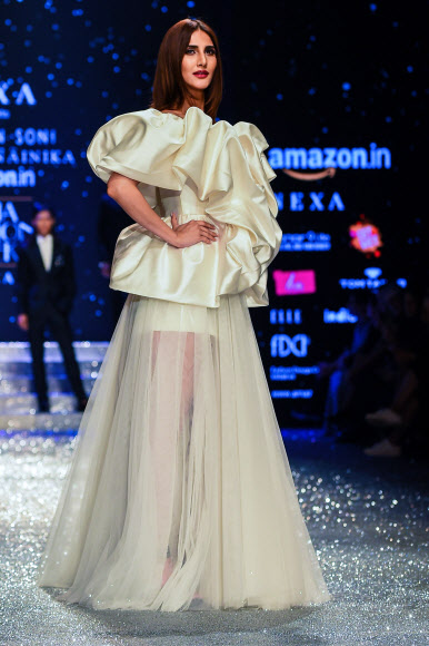 발리우드 배우 바니 카푸르가 14일(현지시간) 인도 뉴델리에서 열린 ‘아마존 인디아 패션 위크 가을 겨울 2018(the Amazon India Fashion Week Autumn Winter 2018)’ 중 인도 디자이너 Gauri & Nainika Karan의 작품을 선보이고 있다. AFP 연합뉴스