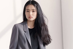 김태리, 수트도 완벽 소화하는 분위기 여신 ‘청순+시크美’