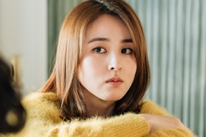‘손 꼭 잡고’ 한혜진, 단아美 철철 넘치는 패션 ‘햇살 담은 미모’